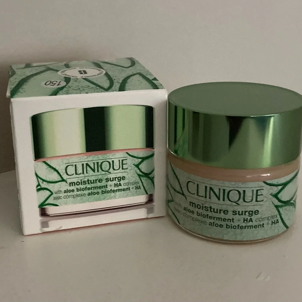 Clinique Moisture Surge 100h Auto
Replenishing Hydrator 1.7oz
Limited Edition - Picture 7 of 8